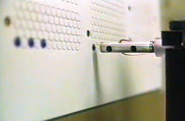 MicroFab Inkjet喷墨打印-在测试板上的多个位置分配（在一个位置沉积多个液滴而产生较大的体积））